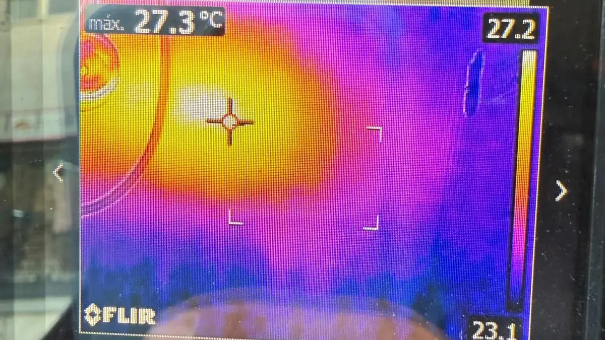 Fatura da água com valor elevado ao lado de uma torneira a pingar